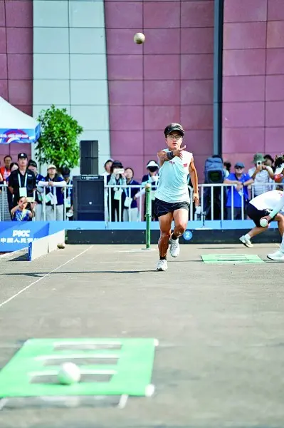 二人失误较, 从运动员手, 大金属地掷