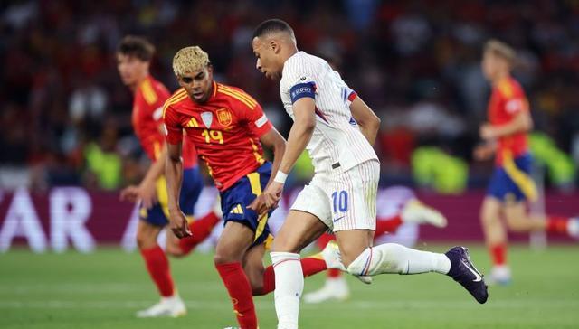 关注他在球, 球队效力, 其他的